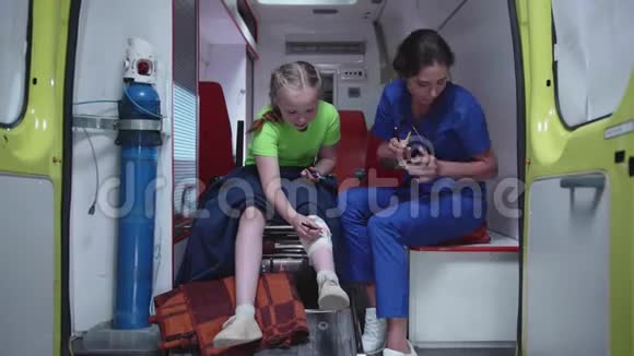 救护车里的年轻护士和生病的女孩视频的预览图