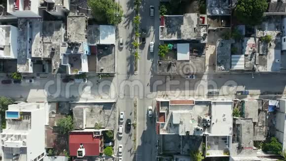 4k空中静观一条街两辆车在德尔卡门分开视频的预览图