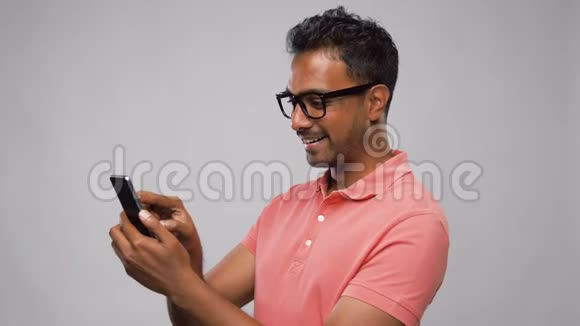 戴着智能手机眼镜的印度快乐男人视频的预览图