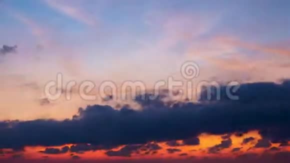 时光流逝云在天空中流淌风景自然视频的预览图