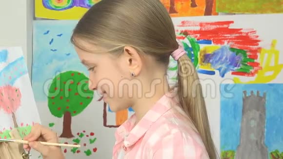 画架上的儿童画车间班上的学童女工艺术工艺视频的预览图