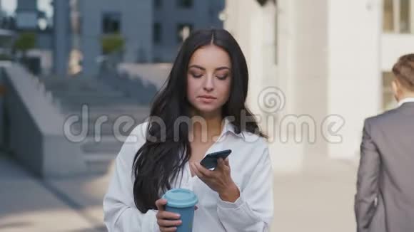 成功女商人在咖啡时间打电话的肖像美丽的女性行政人员视频的预览图