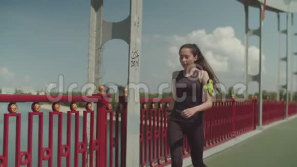 运动女性慢跑和在桥上做俯卧撑视频的预览图