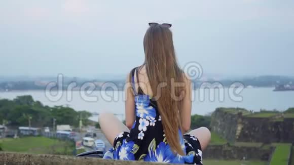 美丽的女人留着长发穿着连衣裙欣赏大自然视频的预览图