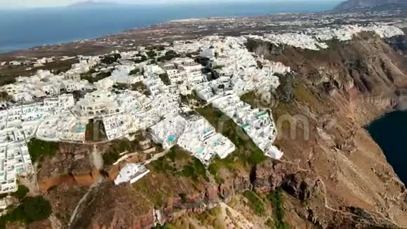 希腊圣托里尼岛上的空中白房子视频的预览图