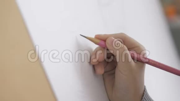 儿童的手用铅笔画一幅画视频的预览图