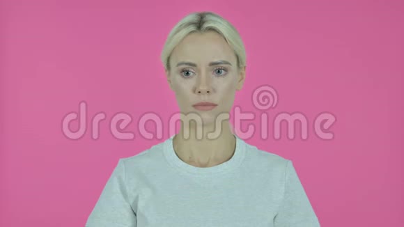生病的年轻女子在粉红背景下咳嗽视频的预览图