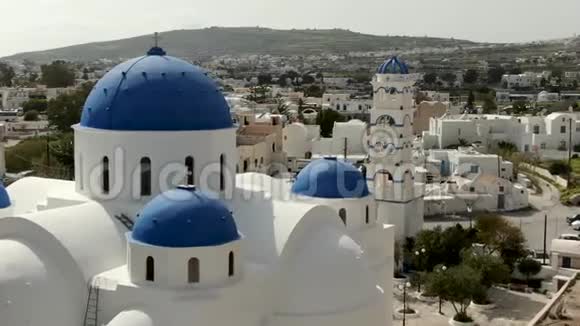 希腊圣托里尼岛上著名的蓝色圆顶教堂视频的预览图