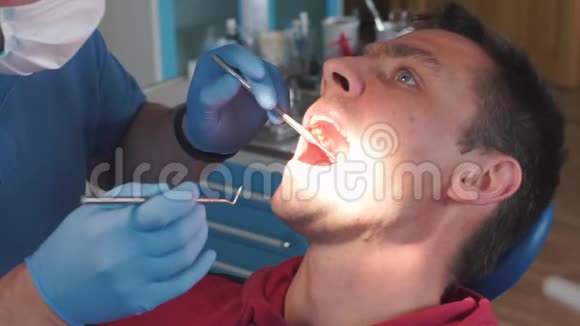 牙医检查士兵的牙齿视频的预览图