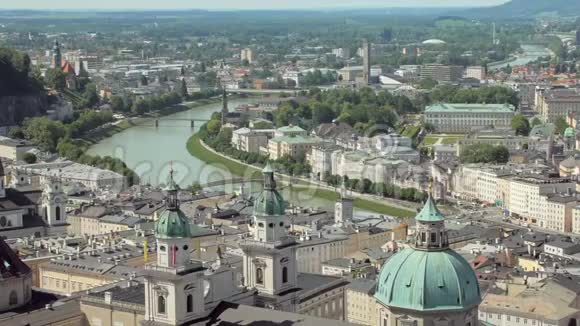 奥地利萨尔茨堡市历史中心建筑屋顶和教堂圆顶俯视图视频的预览图