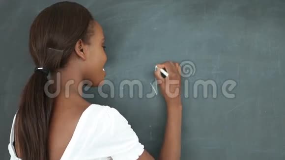 一个学生在黑板上写的视频视频的预览图