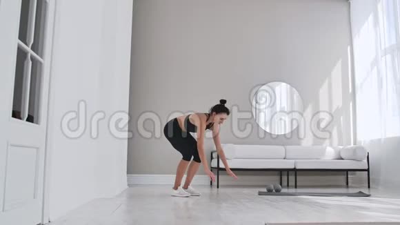 健身妇女在家做汉堡锻炼中弹年轻女子做俯卧撑和慢速跳跃运动视频的预览图