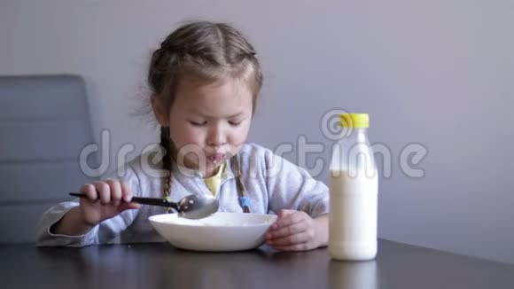 厨房儿童胃口儿童食品可爱的女孩吃粥健康饮食视频的预览图