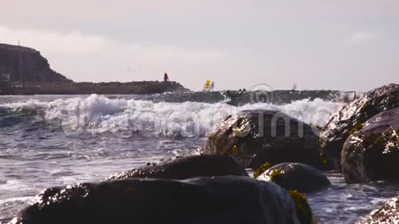 智利海岸的潮汐舞阿尔加罗波慢动作视频的预览图