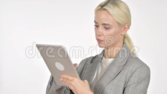 女商人在平板电脑上浏览互联网白色背景视频的预览图