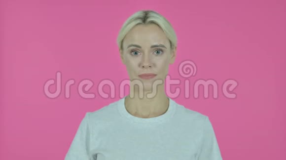 粉红背景下的年轻女性视频的预览图