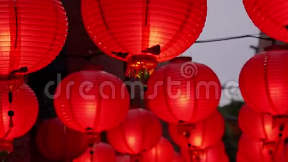 晚上走在中国传统的街道上挂着漂亮的圆红灯笼摇曳着农历新年的概念f视频的预览图