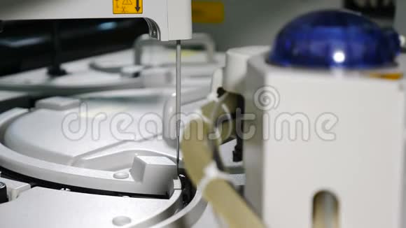 医学实验室设备在分析期间现代自动化机器进行血液测试4k视频的预览图