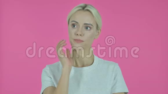 年轻女性在粉红背景下的新想法视频的预览图