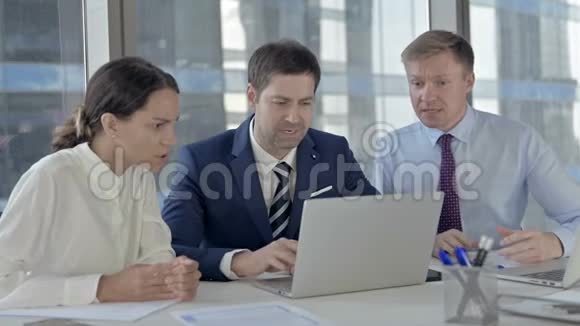 执行公务的人在办公室桌上使用笔记本电脑时感到失望视频的预览图