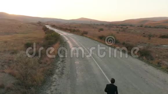 西装革履的人在空旷的路上奔跑视频的预览图