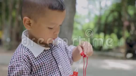 亚洲男孩在前院吹泡泡视频的预览图