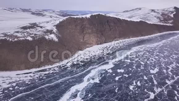 冰湖的美丽全景冬季景观拍摄与无人机冬季贝加尔湖视频的预览图