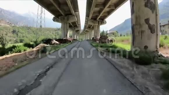 公路下面的乡村公路视频的预览图