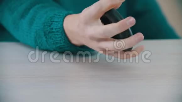 一个男人手里捏着一个扩张器视频的预览图