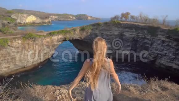 年轻女子游客参观破滩著名的旅游地点在努沙佩尼达岛印度尼西亚旅费视频的预览图