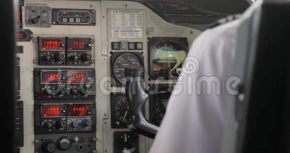 控制飞行甲板上的小型飞机视频的预览图