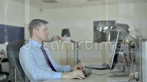 两个成熟的商人在办公室桌上讨论文件视频的预览图
