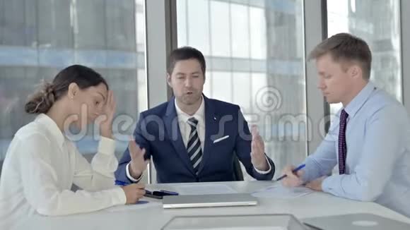 中老年商人与他的助理在会议室有争论视频的预览图
