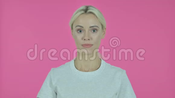 粉红背景下年轻女性的在线视频聊天视频的预览图
