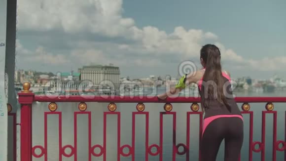 亚洲女性在桥上做俯卧撑和慢跑视频的预览图