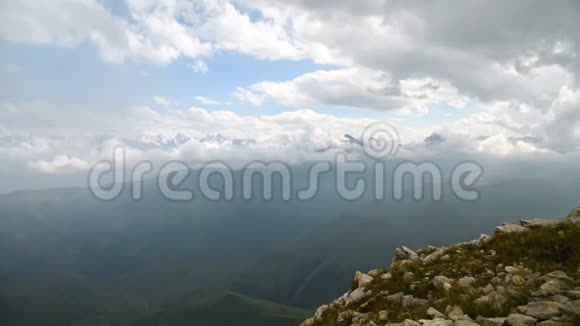 白天从山顶到雾蒙蒙的地平线在夏天阳光明媚的一天雪山峰天气视频的预览图