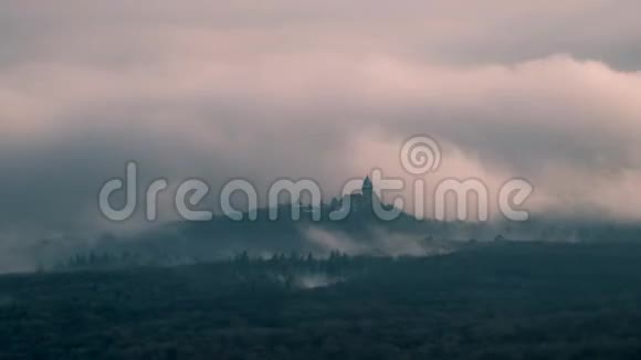 城堡和逆云时间流逝视频的预览图
