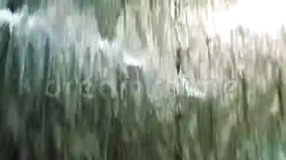 有移动水的玻璃喷泉特写水幕大雨顺着玻璃流下来视频的预览图