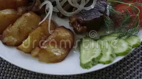 羊肉炖菜烤土豆和新鲜蔬菜配羊肉视频的预览图