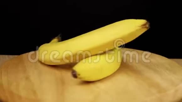 2根香蕉在木架上360度旋转视频的预览图