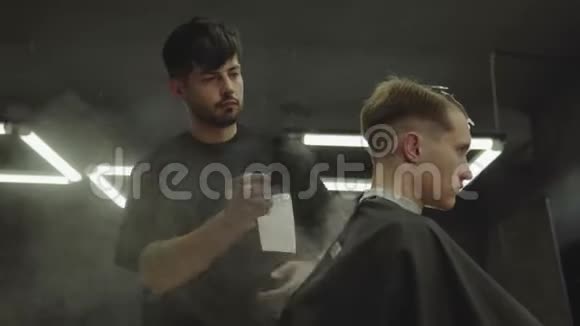 用刷子和滑石粉清洗客户颈部有魅力的男性正在理发店理发手持视频的预览图