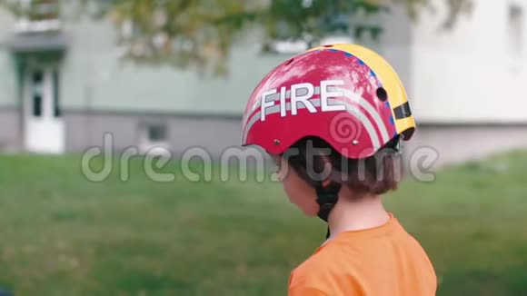 戴着头盔的学生站在Segway上现代儿童视频的预览图