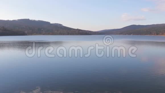 布尔诺大坝附近的流水湖面视频的预览图