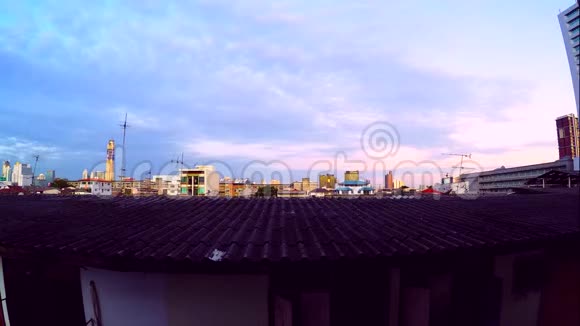 屋顶上美丽的日出早晨色彩鲜艳的蓝色天际线在现代城市地标中的超大视野视频的预览图