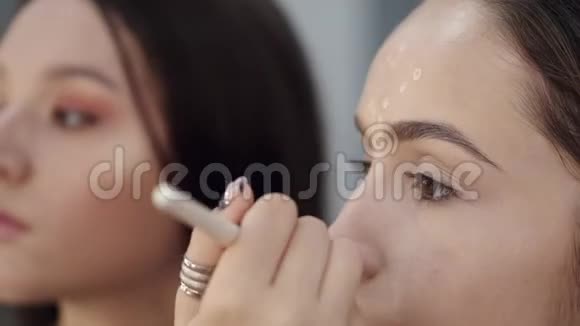 在化妆的过程中她的脸出现了歪歪扭扭的样子视频的预览图