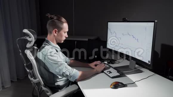 年轻的男性IT程序员在他的项目中微笑着对着相机视频的预览图