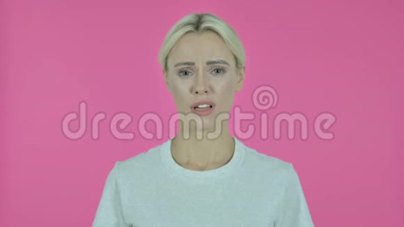 粉红背景下的悲伤少女视频的预览图