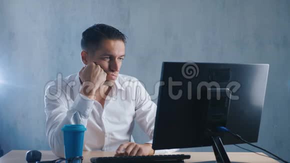 疲倦的商人在电脑上工作办公室里的无聊不受欢迎的工作视频的预览图