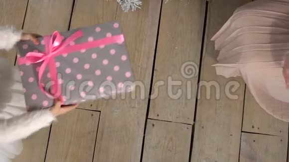 在圣诞节小女孩送给女人一个礼物盒视频的预览图