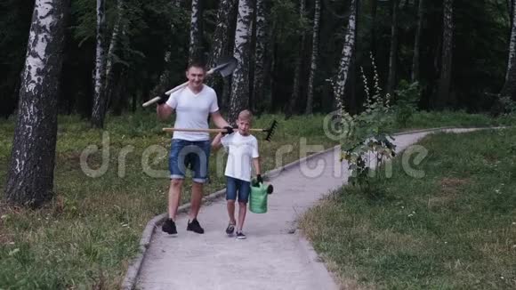 父母和儿子下班后要去公园视频的预览图